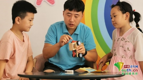 中国青年网:青岛职院学子"七彩假期"沂路童行:探索奇妙大世界,玩转科学小课堂